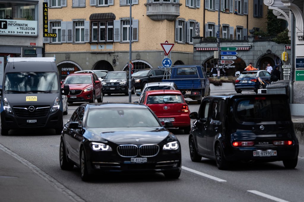 Verkehrssituation am rechten Thunerseeufer: Stau auf der Hofstettenstrasse. (Foto: Keystone-SDA)