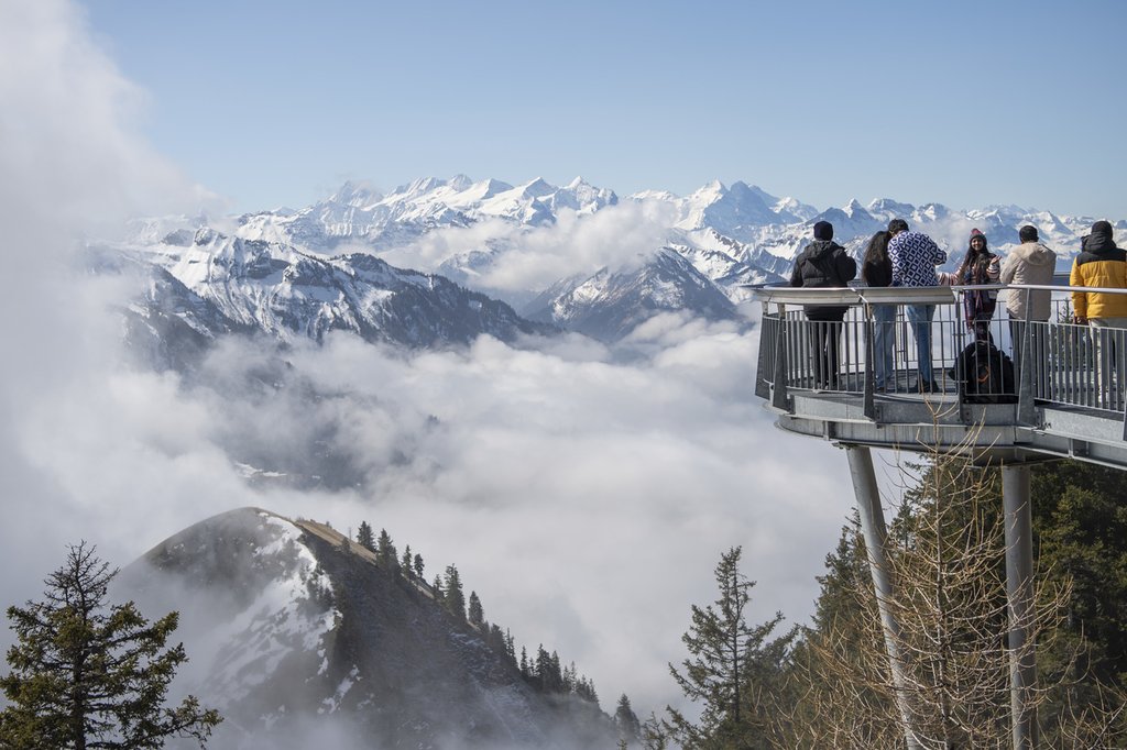 Die Luftqualität hat sich verbessert. Schweizweit sind die Stick- und Schwefeloxide deutlich tiefer als noch vor 40 Jahren. Zahlreiche Touristen besuchen hier die Aussichtsplattform des Stanserhorns (1900 m ü.m.) und geniessen die Bergluft. (Foto: Keystone-SDA)