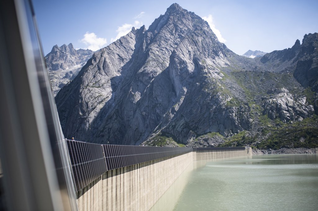 Energie aus Wasser und aus der Sonne: Erneuerbare spielen bei den Schweizer Stromlieferanten eine wichtige Rolle, wie hier beim Albignasee im Bergell (GR). (Foto: Keystone-SDA / Gian Ehrenzeller)