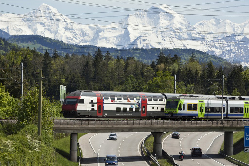 As a result of low emission vehicles and solid public transport, there are significantly less nitrogen oxides emissions in Switzerland compared to ten years ago. (Photo: Keystone)