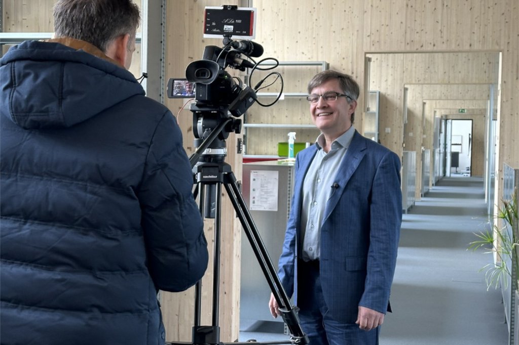 Martin Eichler im Interview mit SRF im Supertanker, am INFRAS-Standort Zürich. (Foto: INFRAS)