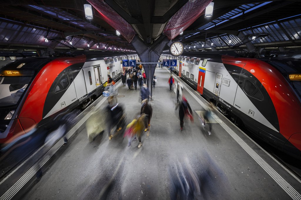 Ein Ausbau im Agglomerationsverkehr ist wichtiger als das Hochleistungspendeln zwischen den Städten zu fördern. Das Foto zeigt Reisende am Hauptbahnhof Zürich. (Foto: Keystone-SDA)