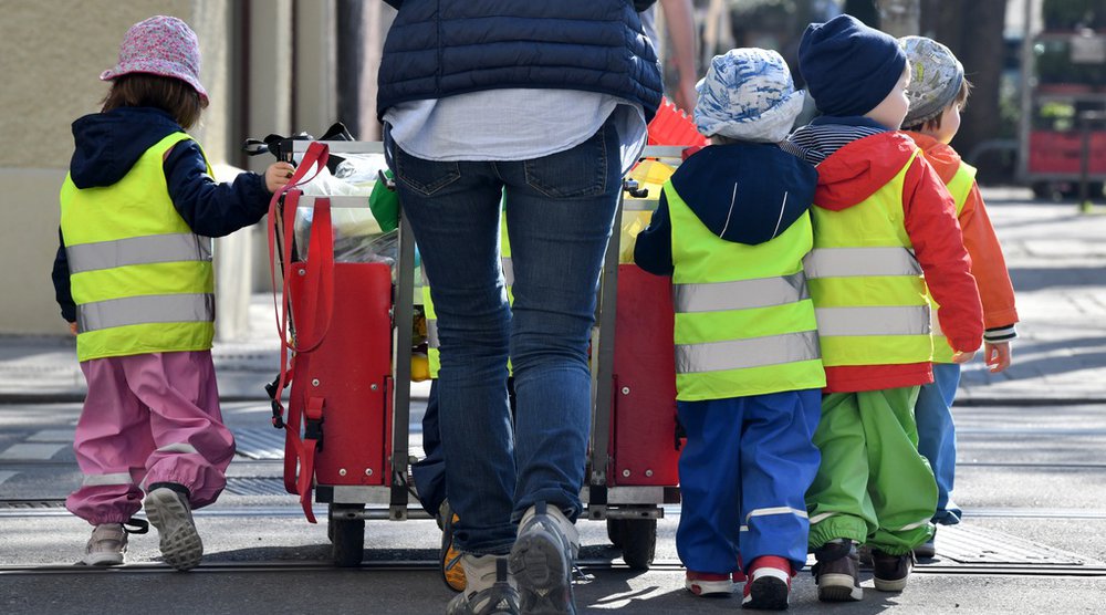 Je tiefer der Preis und je näher das Angebot am Wohnort liegt, desto höher ist die Wahrscheinlichkeit, dass Eltern ihr Kind in einer Kita oder in Tagesfamilie betreuen lassen. (Foto: Keystone)