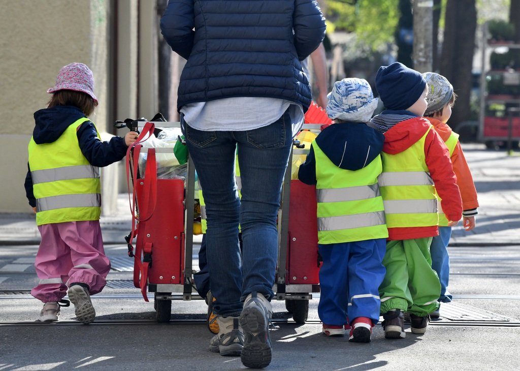 Je tiefer der Preis und je näher das Angebot am Wohnort liegt, desto höher ist die Wahrscheinlichkeit, dass Eltern ihr Kind in einer Kita oder in Tagesfamilie betreuen lassen. (Foto: Keystone)