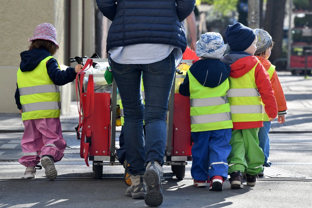 Je tiefer der Preis und je näher das Angebot am Wohnort liegt, desto höher ist die Wahrscheinlichkeit, dass Eltern ihr Kind in einer Kita oder in Tagesfamilie betreuen lassen. (Foto: Keystone)