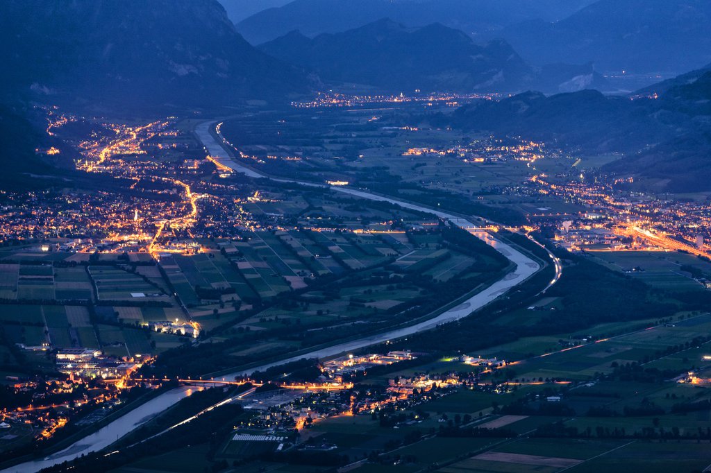 Das Rheintal bei Nacht: Links Liechtenstein mit Schaan und Vaduz. (Foto: Keystone-SDA)