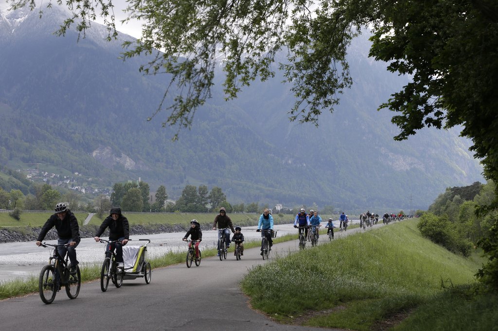 Die Vaduzer Innenstadt ist seit 1998 autofrei. Velofahrer radeln hier am "SlowUp" auf dem Rheindamm im Fürstentum. (Foto: Keystone-SDA)