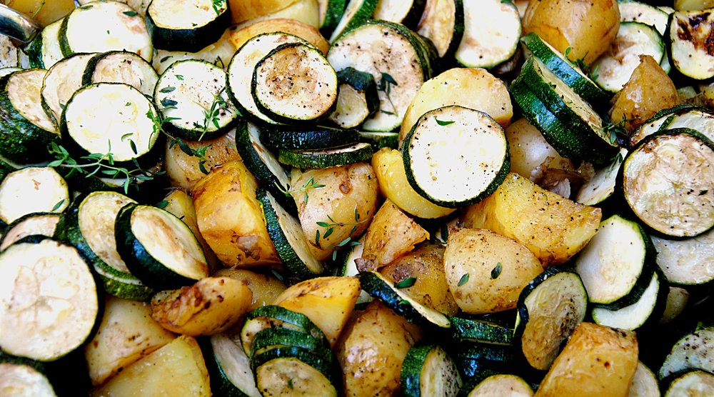 Wenn in öffentlichen Kantinen sowie Spitälern, Heimen und Schulen ausschliesslich vegetarische Kost angeboten würde, könnten 460'000 Tonnen CO2-eq eingespart werden. (Foto: Klaus Steves/pixelio)
