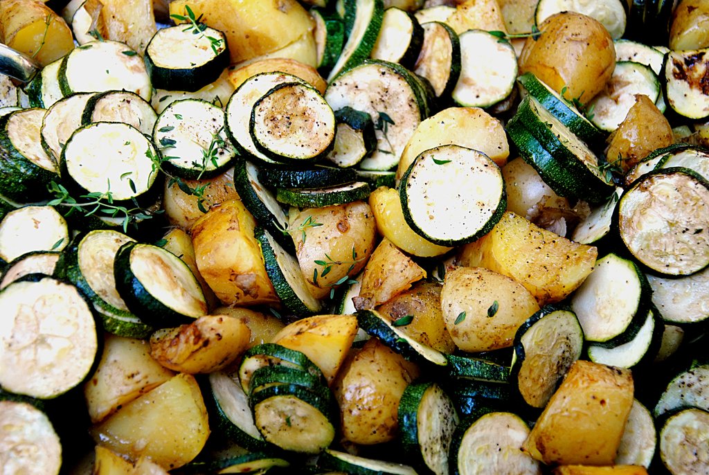 Wenn in öffentlichen Kantinen sowie Spitälern, Heimen und Schulen ausschliesslich vegetarische Kost angeboten würde, könnten 460'000 Tonnen CO2-eq eingespart werden. (Foto: Klaus Steves/pixelio)