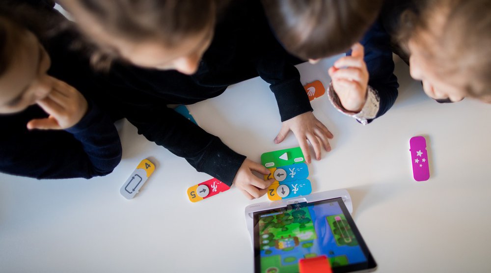 Kitas bei der Sprachförderung unterstützen, Familien bei der Spielplatzgestaltung mitreden lassen und Hausbesuchsprogramme fördern – das sind einige der möglichen Massnahmen, die der Leitfaden den Gemeinden zur «frühen Förderung» empfiehlt. (Foto: Keystone)