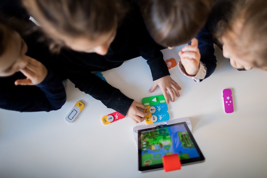 Kitas bei der Sprachförderung unterstützen, Familien bei der Spielplatzgestaltung mitreden lassen und Hausbesuchsprogramme fördern – das sind einige der möglichen Massnahmen, die der Leitfaden den Gemeinden zur «frühen Förderung» empfiehlt. (Foto: Keystone)