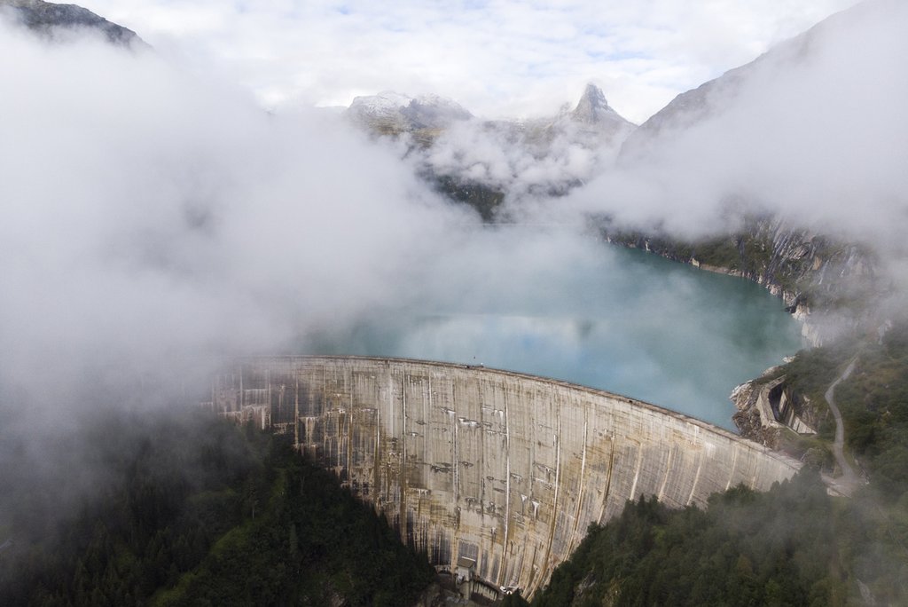 Das Projekt erarbeitet auch Massnahmen, um die Schweizer Energieinfrastruktur resilienter zu machen – Blick auf die Staumauer des Speichersees Zervreila. (Foto: Keystone-SDA / Gian Ehrenzeller)