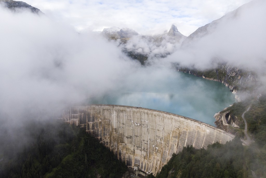 Das Projekt erarbeitet auch Massnahmen, um die Schweizer Energieinfrastruktur resilienter zu machen – Blick auf die Staumauer des Speichersees Zervreila. (Foto: Keystone-SDA / Gian Ehrenzeller)