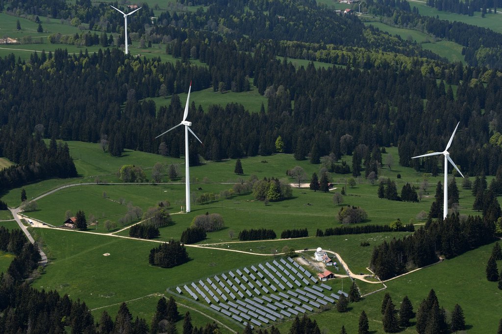 Centrale éolienne et solaire dans le Jura bernois : le plan directeur cantonal réserve des surfaces à la production d’énergie renouvelable. (Photo : Keystone-SDA)