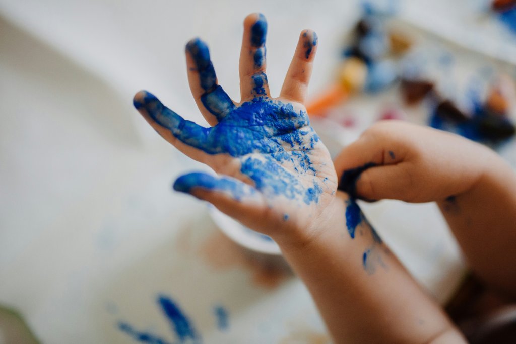 Fehlt ein externes Betreuungsangebot, können Eltern bei der Kita noch ins Nachbardorf ausweichen – später geht das nicht mehr. (Foto: Phil Hearing / Unsplash)