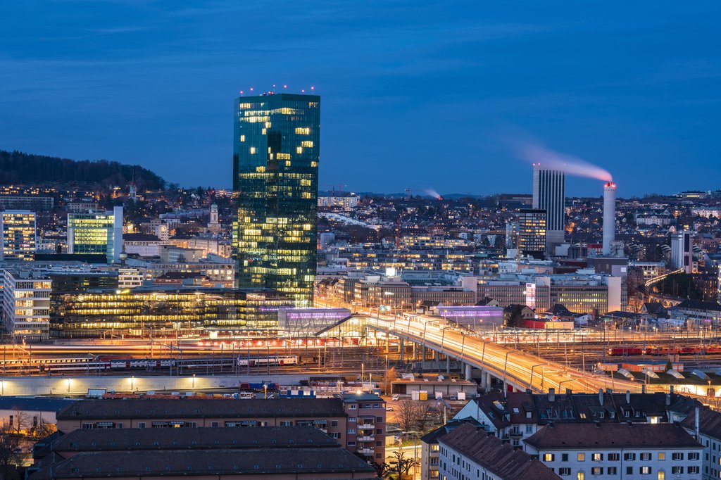 Zürich bei Nacht: Für Klimaneutralität auf Stadtgebiet müssen die Treibhausgasemissionen im Verkehr und bei Gebäuden auf null reduziert werden. (Foto: Keystone-SDA)