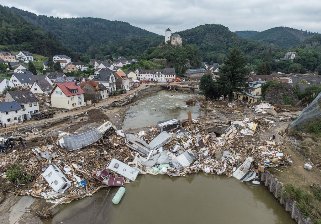 ​Die Überschwemmungen im Ahrtal im Juli 2021 haben massive Schäden an Gebäuden und Infrastruktur hinterlassen. Die Kosten solcher Extremwetterereignisse sollen künftig in einem nationalen Schadenkataster systematisch erfasst werden.​ (Foto: Keystone / Boris Roessler)