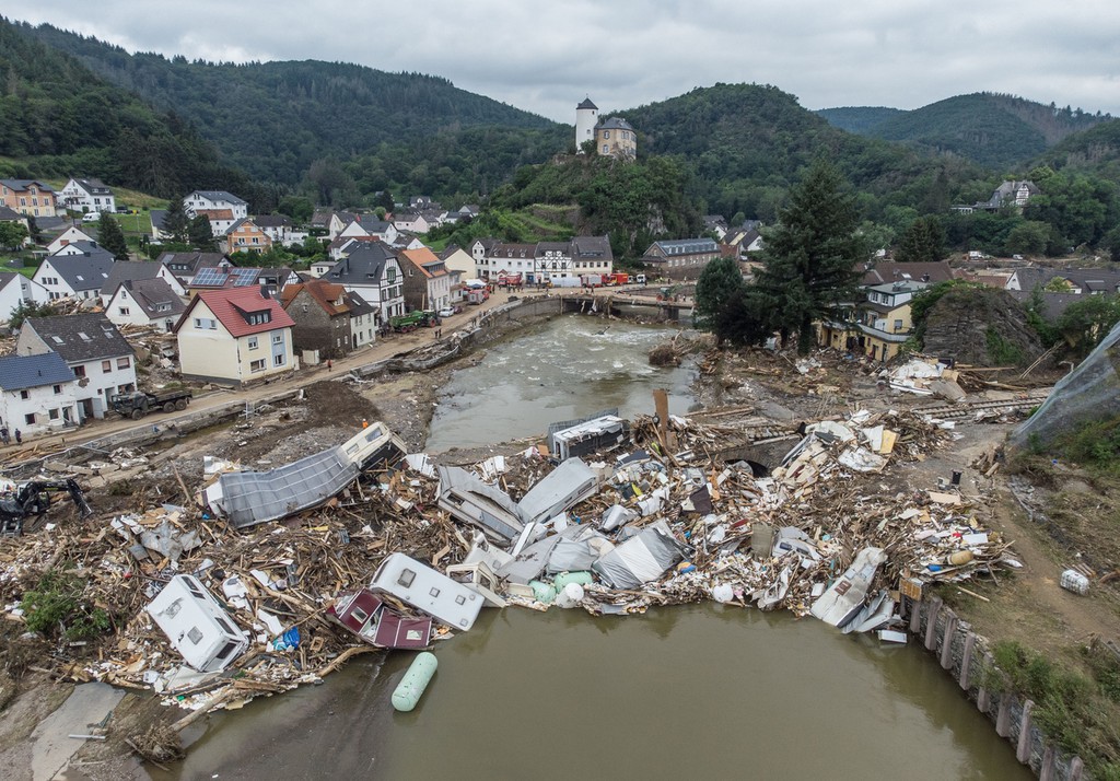 ​Die Überschwemmungen im Ahrtal im Juli 2021 haben massive Schäden an Gebäuden und Infrastruktur hinterlassen. Die Kosten solcher Extremwetterereignisse sollen künftig in einem nationalen Schadenkataster systematisch erfasst werden.​ (Foto: Keystone / Boris Roessler)