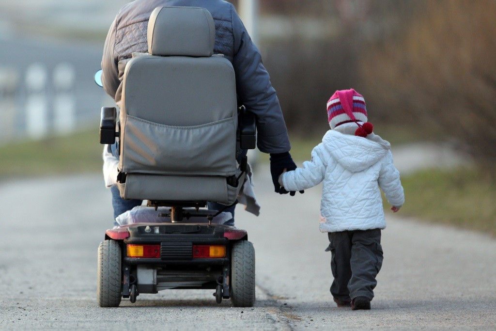 Die Ergebnisse der generationenübergreifenden Befragung zeigen, wie Familien im Kanton Appenzell Ausserrhoden Kinderbetreuung, Angehörigenpflege und Berufsleben unter einen Hut bringen. (Foto: Keystone)
