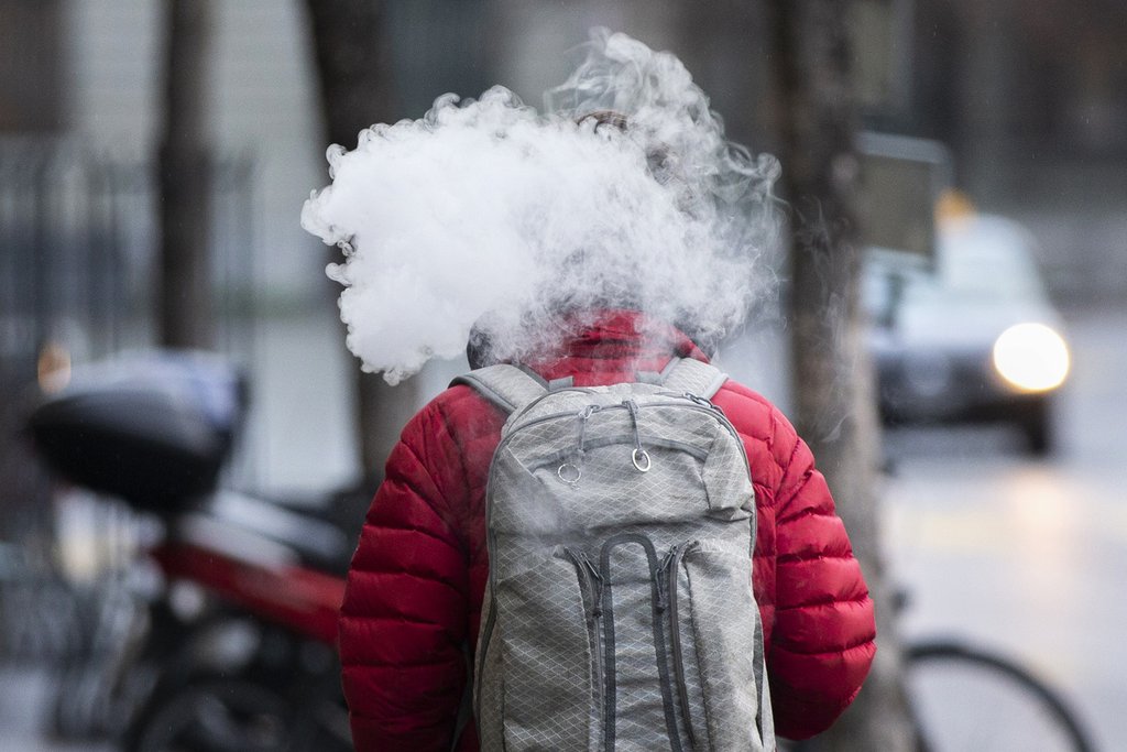 La loi sur les produits du tabac renforce désormais également les règles relatives aux cigarettes électroniques. L’interdiction de fumer s’applique partout où elle s’applique également aux produits du tabac. (Photo: Keystone-SDA)