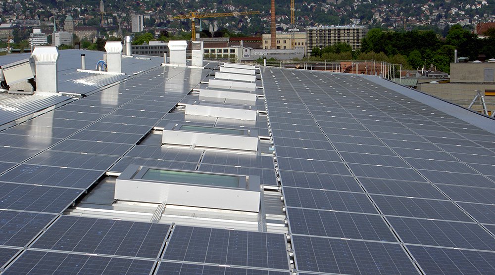 Fast die Hälfte des Strombedarfs an unserem Standort in Zürich wurde im vergangenen Jahr durch Solarstrom gedeckt. Das Foto zeigt die Photovoltaik-Anlage auf dem Dach unseres Zürcher Büros, von der ein Grossteil des Solarstroms stammt.