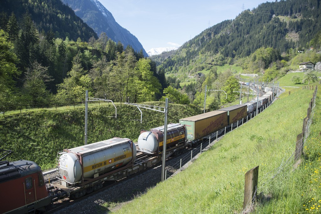 Un train de marchandises circule sur la ligne de faîte nord du Saint-Gothard. (Photo: Keystone-SDA)