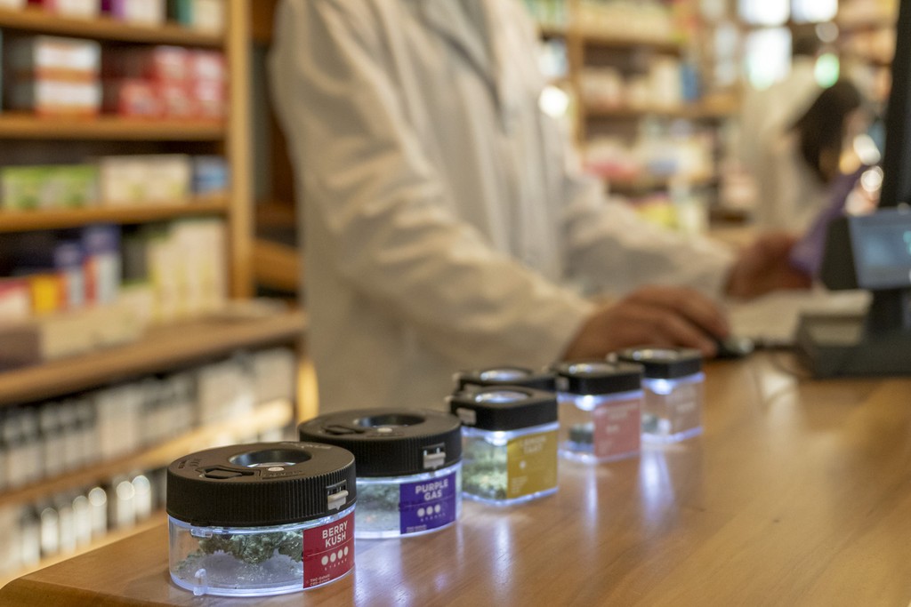À des fins non médicales, seuls les produits à base de cannabis à faible teneur en THC ou dans le cadre d'essais pilotes spéciaux peuvent être achetés en Suisse. (Photo: Keystone / Georgios Kefalas)