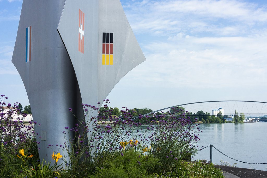 Ein neuer Brückenschlag über den Rhein soll die Entwicklung eines neuen grenzüberschreitenden Stadtteils zwischen Basel, Huningue und Weil am Rhein unterstützen. (Foto: Keystone-SDA)