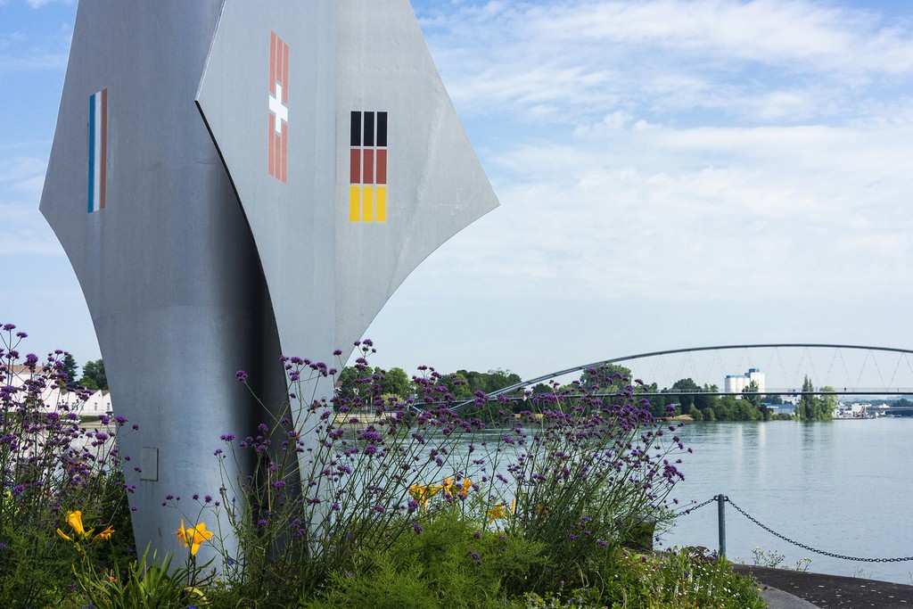 Ein neuer Brückenschlag über den Rhein soll die Entwicklung eines neuen grenzüberschreitenden Stadtteils zwischen Basel, Huningue und Weil am Rhein unterstützen. (Foto: Keystone-SDA)