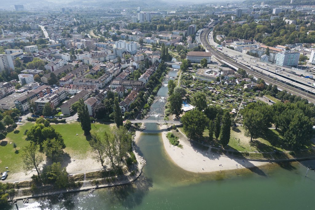 Wie soll die Birsstadt auf die Herausforderungen des Klimawandels reagieren? Blick vom Birsköpfli auf Gellert (rechts) und auf Birsfelden, eine der am Projekt beteiligten Gemeinden. (Foto: Keystone-SDA)
