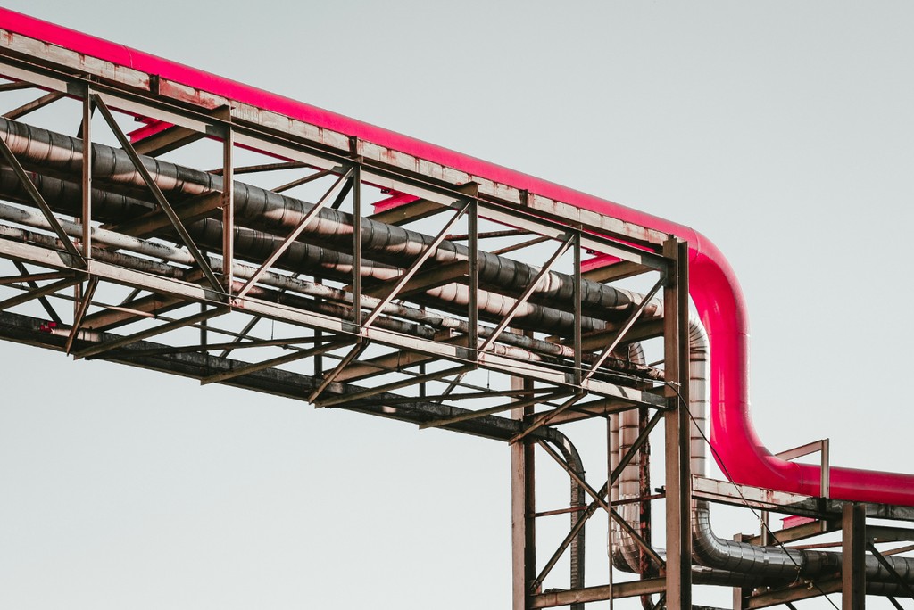 Störungen von vielen Seiten möglich: Für die Herstellung von erneuerbaren flüssigen Kraftstoffen braucht es komplexe und stark vernetzte Produktionssysteme. (Foto: Martin Adamps / Unsplash / Symbolbild)