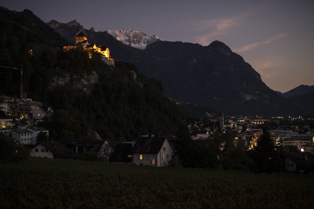 Der 8. Nationale Klimabericht zeigt zukünftige Szenarien für Liechtenstein auf – und dokumentiert auch getätigte Massnahmen, wie zum Beispiel im Gebäudebereich. (Foto: Keystone-SDA / Gian Ehrenzeller)