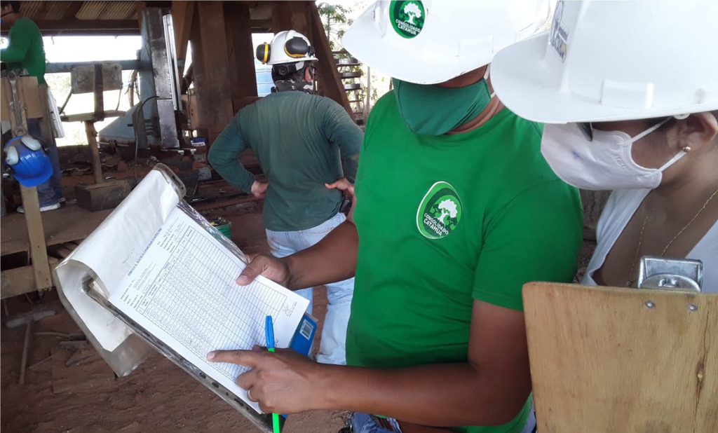 Das Wood Tracking Protocol schafft Abhilfe: Die Holzverarbeitungskette wird hier noch mit Stift und Papier dokumentiert. (Foto: WTP)