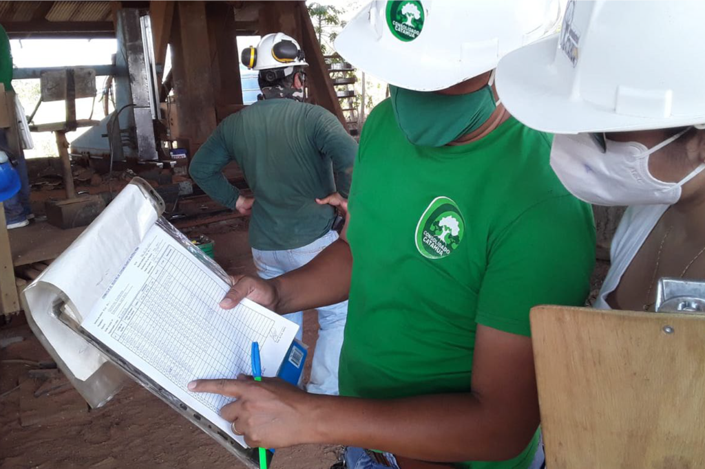 The Wood Tracking Protocol provides a remedy: here, the wood processing chain is still being documented using pen and paper. (Foto: WTP)