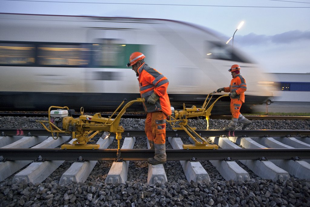 Investitionen in den Ausbau der Bahninfrastruktur machen nicht nur den öffentlichen Verkehr attraktiver. Sie schaffen auch Wertschöpfung und sichern Arbeitsplätze. (Foto: Keystone/Martin Rütschi)