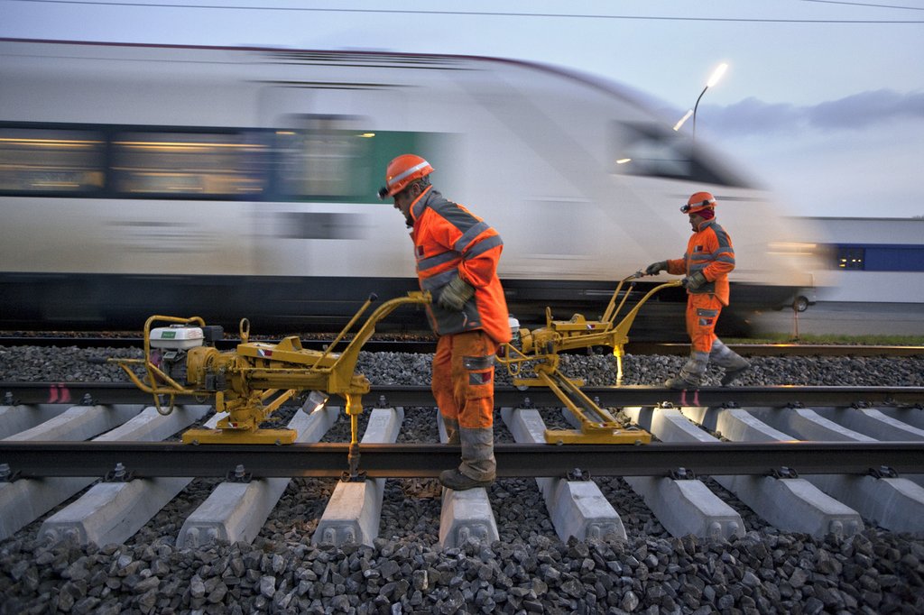 Investitionen in den Ausbau der Bahninfrastruktur machen nicht nur den öffentlichen Verkehr attraktiver. Sie schaffen auch Wertschöpfung und sichern Arbeitsplätze. (Foto: Keystone/Martin Rütschi)