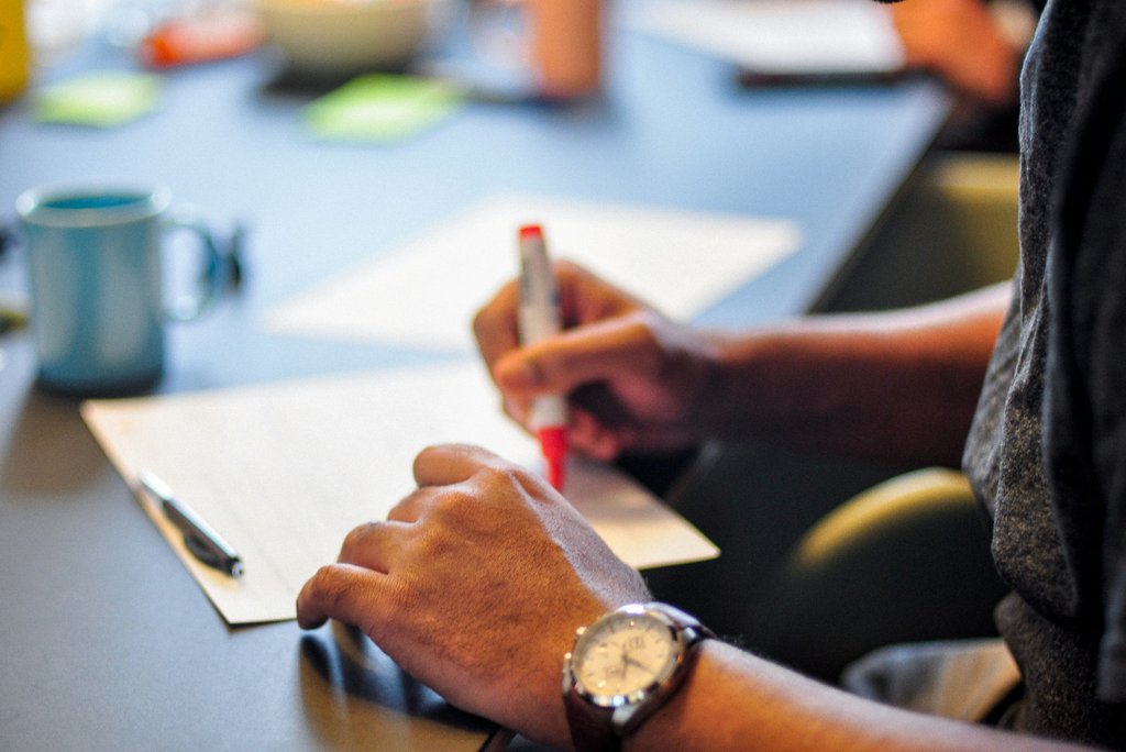 Die Qualität der Förderung von Grundkompetenzen entscheidet, ob Personen dauerhaft davon profitieren. (Foto: Giu Vicente / Unsplash)