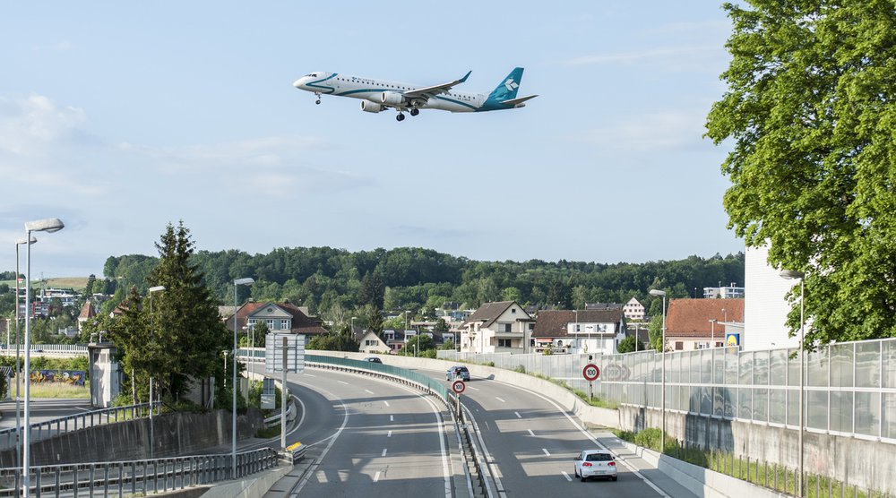 Was bedeutet es für Haushalte konkret, wenn Treibstoff- und Flugticketabgaben eingeführt werden? (Foto: Keystone-SDA)