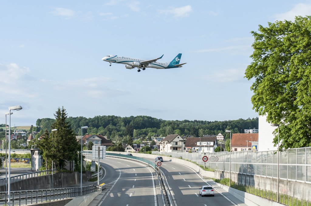 Was bedeutet es für Haushalte konkret, wenn Treibstoff- und Flugticketabgaben eingeführt werden? (Foto: Keystone-SDA)