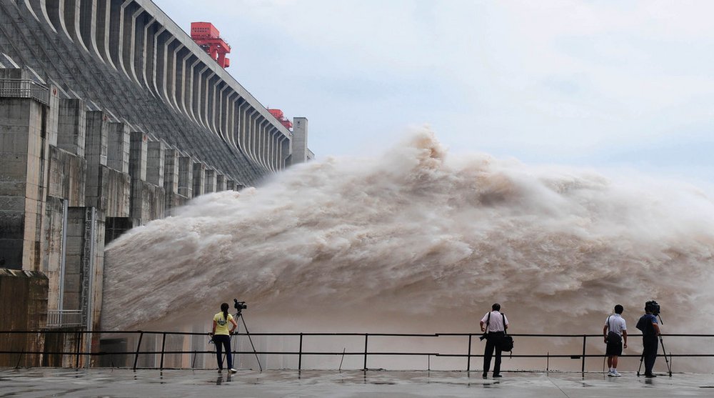 New water reservoirs in China help to generate electricity with less greenhouse gas emissions. In general, large investments like this are made regardless of the prospect of the modest additional income which may be gained from the selling of CDM certificates. The additionality of projects to reduce greenhouse gas emissions – a core aspect of CDM – is hence often not fulfilled. (Photo: Keystone)