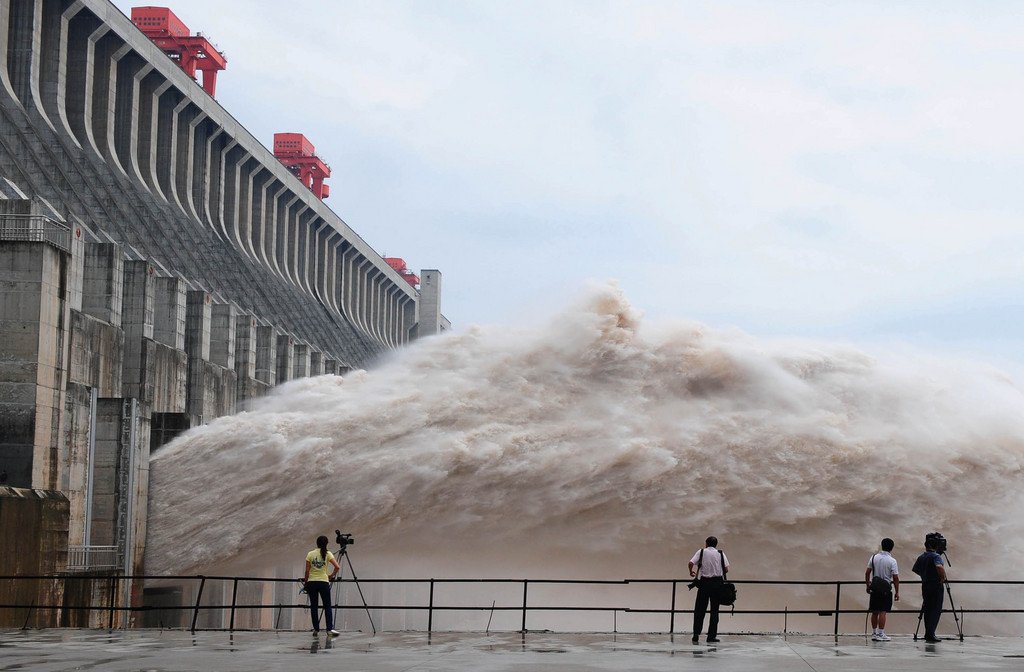 Neue Stauseen in China helfen, den Strom mit weniger Treibhausgasemissionen herzustellen. Solche Grossinvestitionen werden in der Regel getätigt, ob nun die bescheidenen zusätzlichen Einnahmen aus dem Verkauf von CDM-Zertifikaten fliessen oder nicht. Die Zusätzlichkeit der Klimaschutzprojekte – ein Kernaspekt des CDMs – ist damit oftmals nicht gegeben. (Foto: Keystone)
