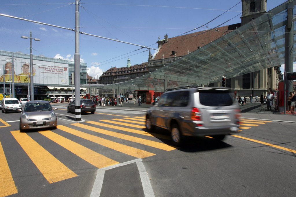 Bahnhofplatz Bern: Könnte unter der Voraussetzung geeigneter Alternativen aus dem regionalen Basisstrassennetz entlassen werden. (Foto: Keystone-SDA)