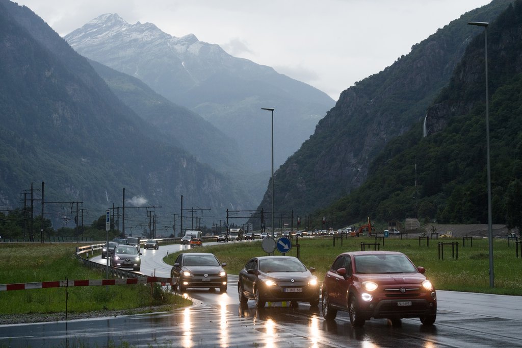 Traffic on the highway A2 in Ticino, Switzerland: Compared to 2005, the nitrogen oxide emissions in Switzerland were almost 33 percent lower in the year 2019. (Foto: Keystone-SDA)