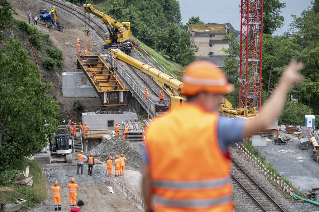 Travaux sur la voie ferrée : les transports publics comptent parmi les piliers de l’économie suisse. (Photo : Keystone-SDA)