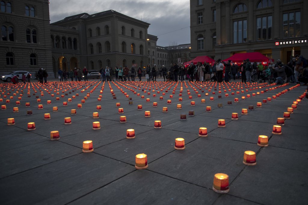 Die Aktion «Eine Million Sterne» des Hilfswerks Caritas rief auf dem Bundesplatz zur Solidarität mit armutsbetroffenen Menschen auf. (Foto: Keystone-SDA)