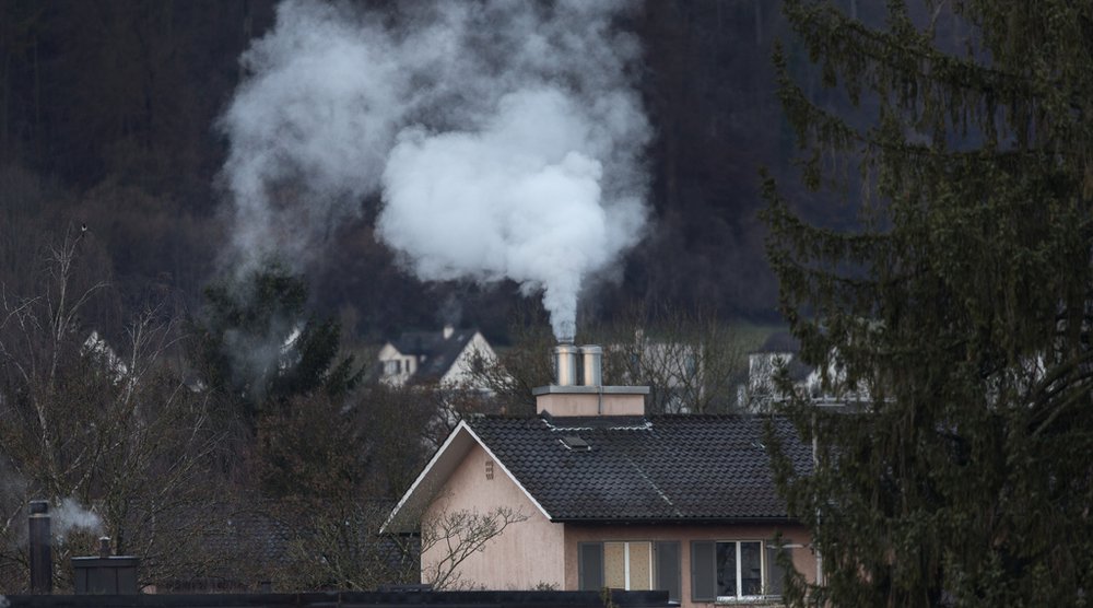 Im Auftrag des Bundesamts für Umwelt hat INFRAS untersucht, was strengere Luftreinhalte-Vorschriften für Holzfeuerungsanlagen die Schweizer Wirtschaft kosten würden – und welchen Umweltnutzen diese mit sich brächten.