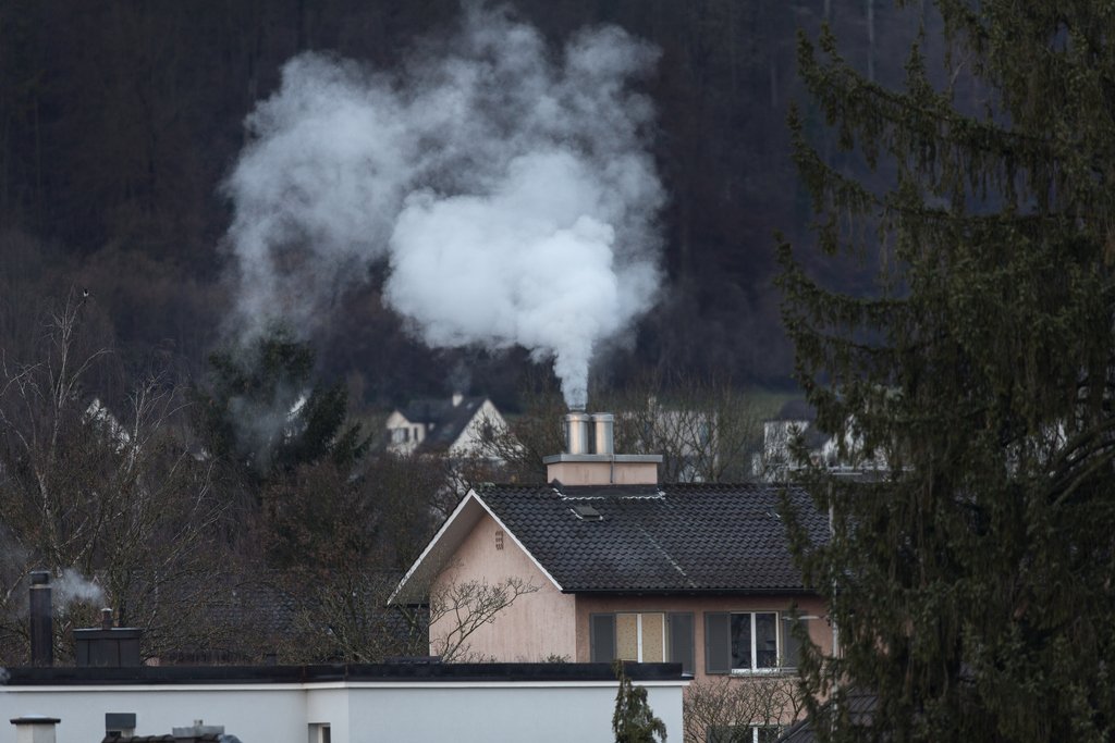Im Auftrag des Bundesamts für Umwelt hat INFRAS untersucht, was strengere Luftreinhalte-Vorschriften für Holzfeuerungsanlagen die Schweizer Wirtschaft kosten würden – und welchen Umweltnutzen diese mit sich brächten. (Foto: Keystone)