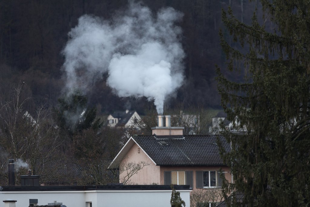 Im Auftrag des Bundesamts für Umwelt hat INFRAS untersucht, was strengere Luftreinhalte-Vorschriften für Holzfeuerungsanlagen die Schweizer Wirtschaft kosten würden – und welchen Umweltnutzen diese mit sich brächten.