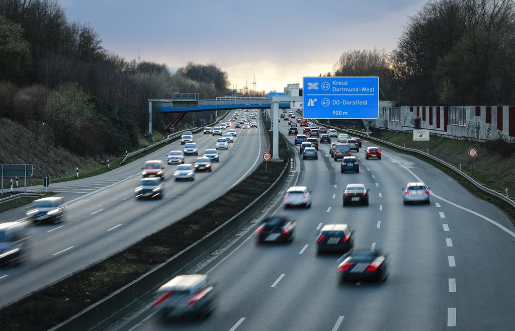 Rushhour im Strassenverkehr: Personenfahrzeuge verursachen externe Umwelt-, Unfall- und Staukosten von durchschnittlich 12 Eurocent pro Personenkilometer. (Foto: Keystone-SDA).