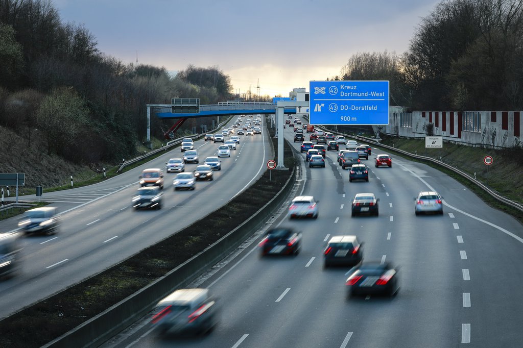 Rushhour im Strassenverkehr: Personenfahrzeuge verursachen externe Umwelt-, Unfall- und Staukosten von durchschnittlich 12 Eurocent pro Personenkilometer. (Foto: Keystone-SDA).